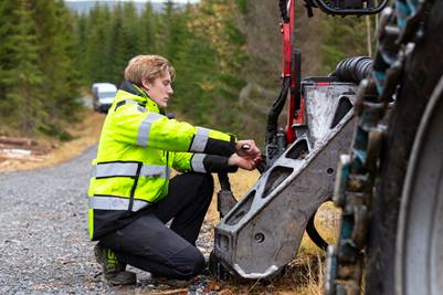 Servicetechniker bei der Wartung einer Forstmaschine