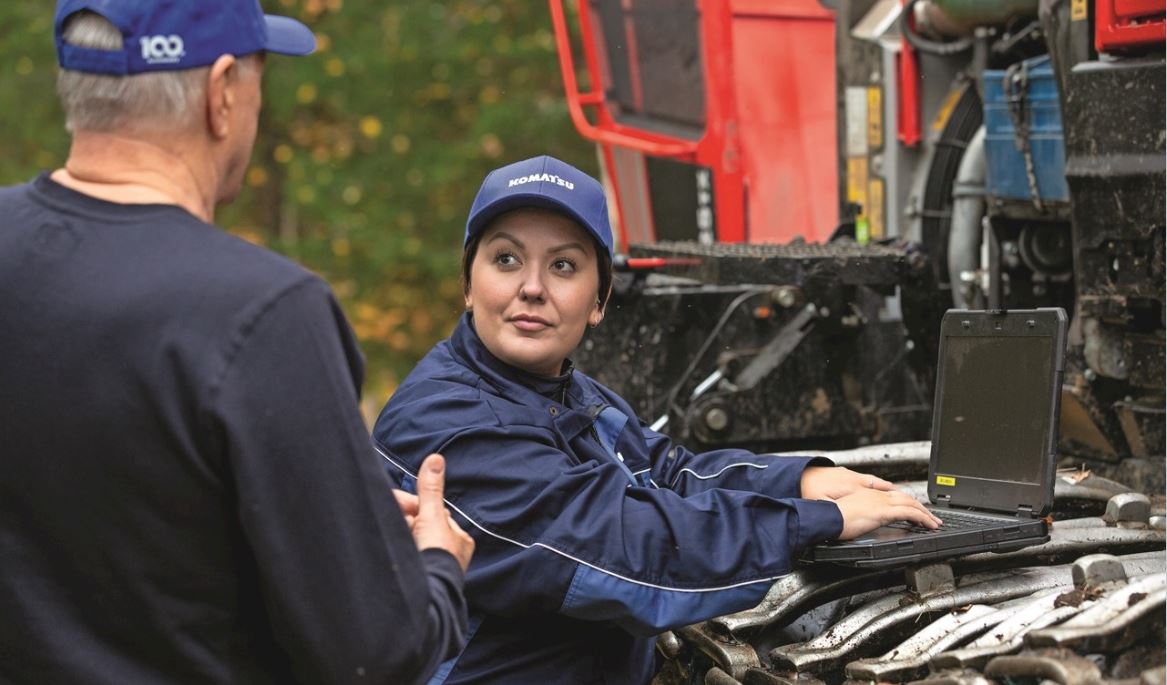 Mechatronikerin bei der Ausbildung an einer Forstmaschine