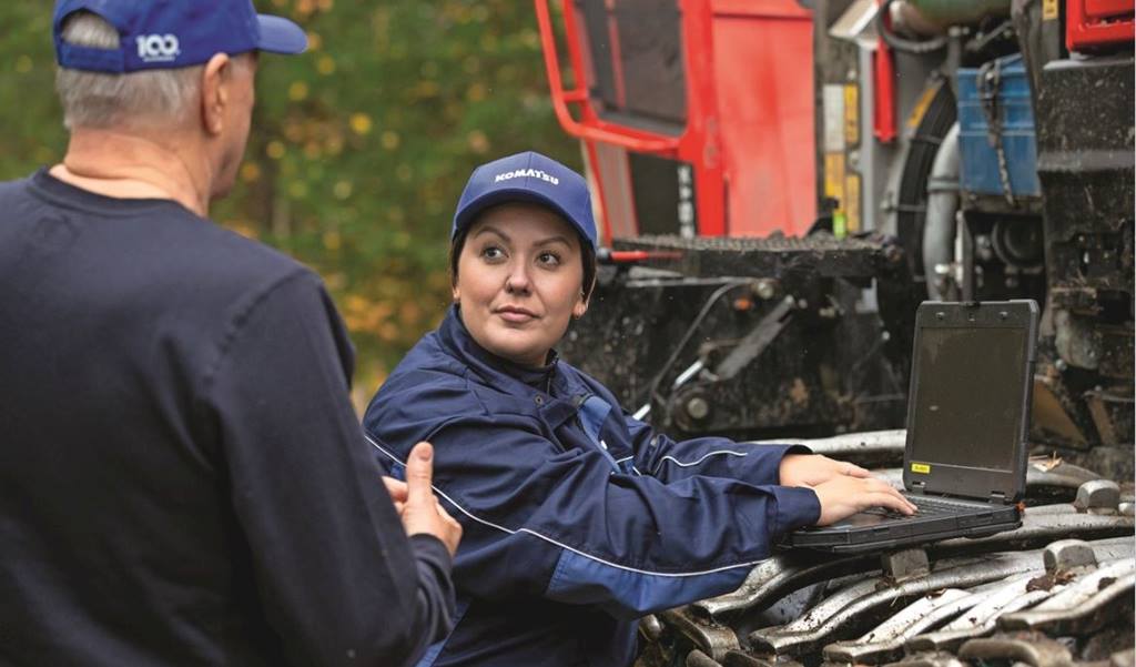 Mechatronikerin bei der Ausbildung an einer Forstmaschine